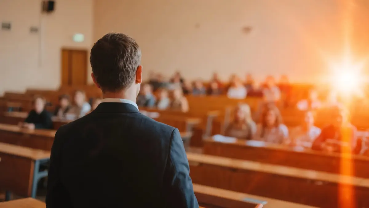 Wykładowca przed pełną salą